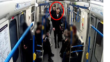 Durva balhé a metrón hajhúzással, két férfit keres a rendőrség