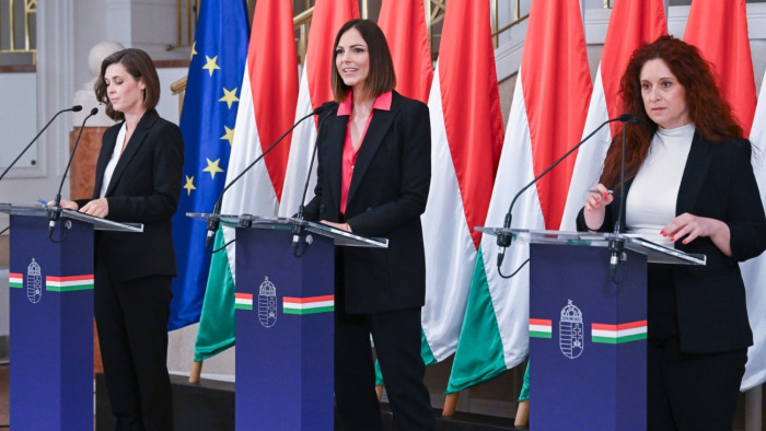 Kormányszóvivői tájékoztató: átvizsgálnak minden régi mozdonyt, visszavonnak 943 diplomata-útlevelet, azbesztügyben lakossági egészségi vizsgálat indul