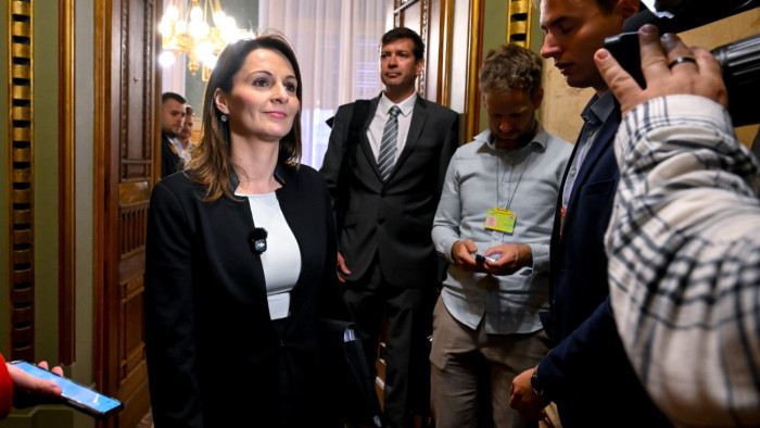 Miniszteri nem a Sára Botond által aláírt végkielégítési szerződésekre