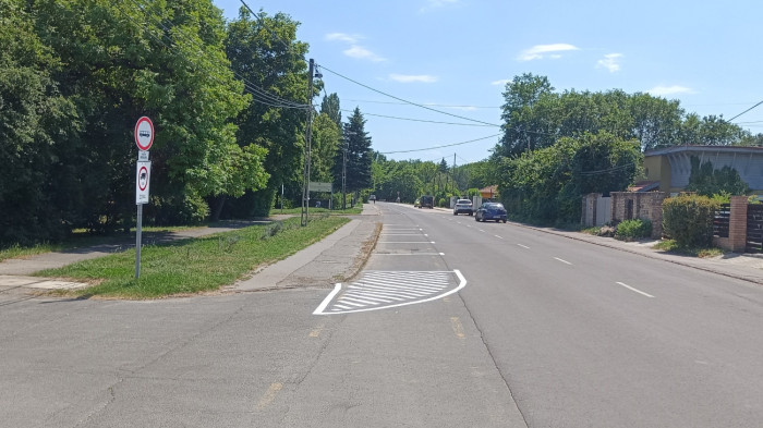 Parkolóhelyeket festettek az országos bicikliút sávjára, vita indult Szentendrén