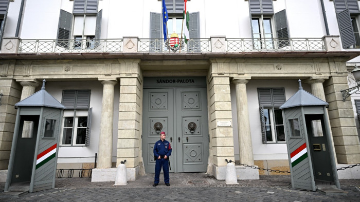 Szimpáriatüntetés Sulyok Tamás mellett, Magyar Péter is reagált