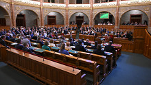 Volt szó a kamatstopról is, majd betoppant az ülésterembe Lázár János, Magyar Péter hozzá beszélt