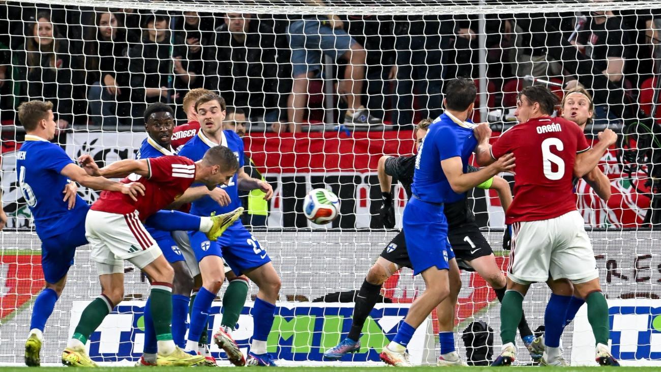 Varga Barnabás (b2) gólt fejel a Magyarország - Finnország barátságos labdarúgó-mérkõzésen a Puskás Arénában 2026. június 5-én.