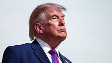 Donad Trump az asztalra csapott