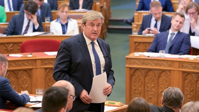 Kapitány István a teljes miniszteri fizetéséről lemond egy alapítvány javára