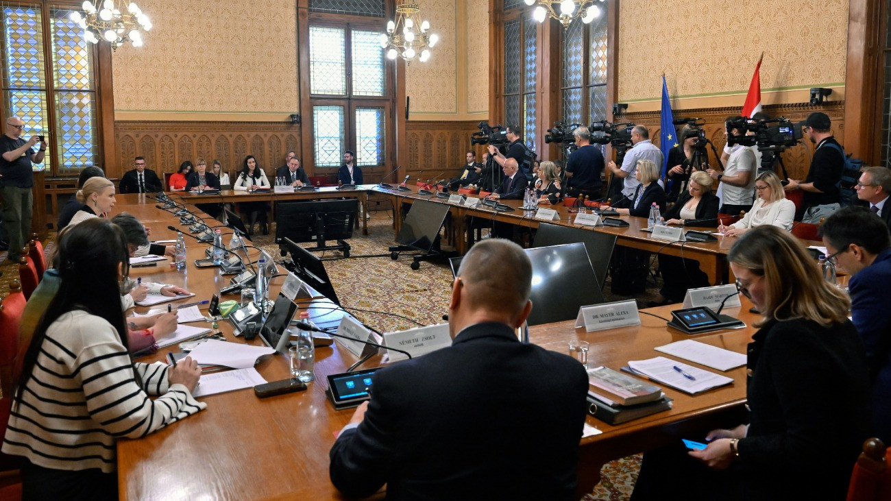 Orbán Anita külügyminiszter (szemben k) meghallgatásán az Országgyûlés külügyi bizottságának ülésén az Országházban 2026. június 11-én.
