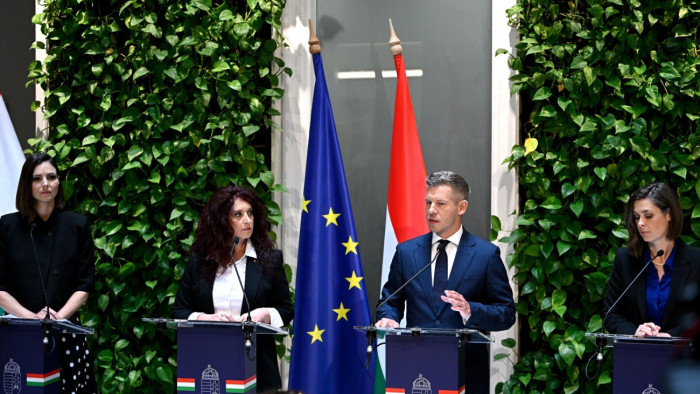 „Rajta vagyunk az állami vagyon visszaszerzésén” – kormányszóvivői sajtótájékoztató Magyar Péterrel