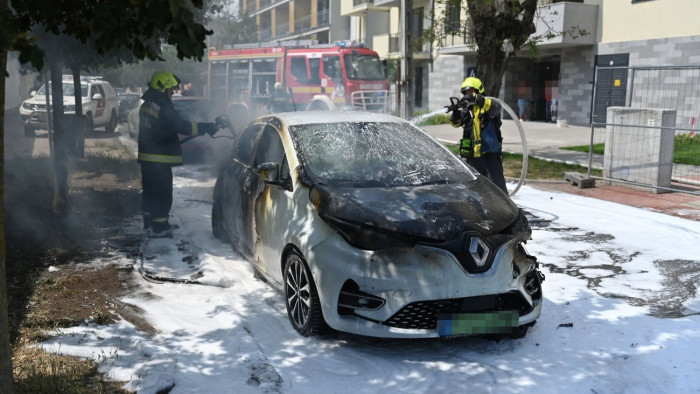 Elektromos autó lángolt Budapesten – fotók
