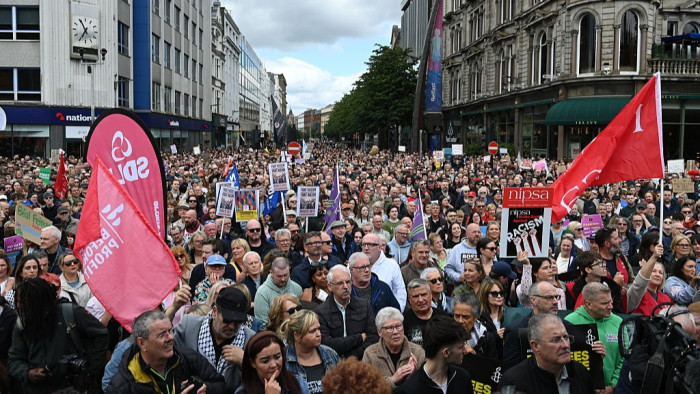 Ezrek tüntettek Belfastban a rasszizmus ellen