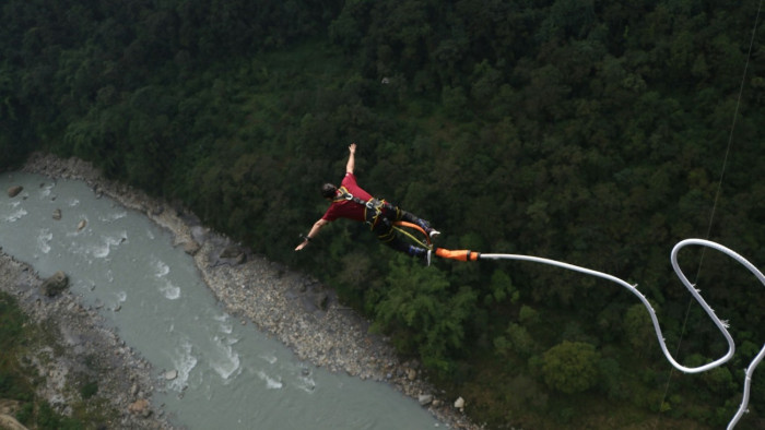 Rémálomba illő tragédia: elfelejtették hozzácsatolni a kötelet egy bungee jumpingoló nőhöz