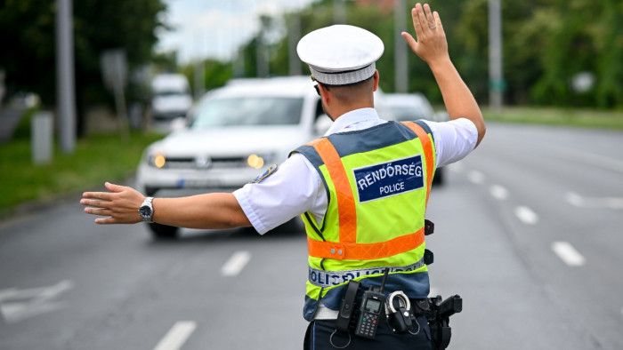 Véget ért a hajtóvadászat: a lucernásban bújkált a rendőrt elgázoló sofőr