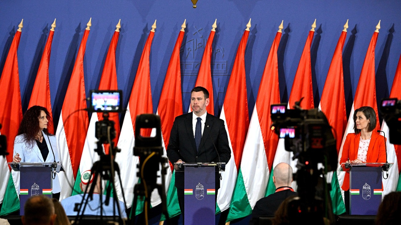Szombaton hőségriasztás jöhet, átépül és zöldebb lesz a Hősök tere körzete, felülvizsgálják a trafikkoncessziókat, kivezetik a védett benzinárat
