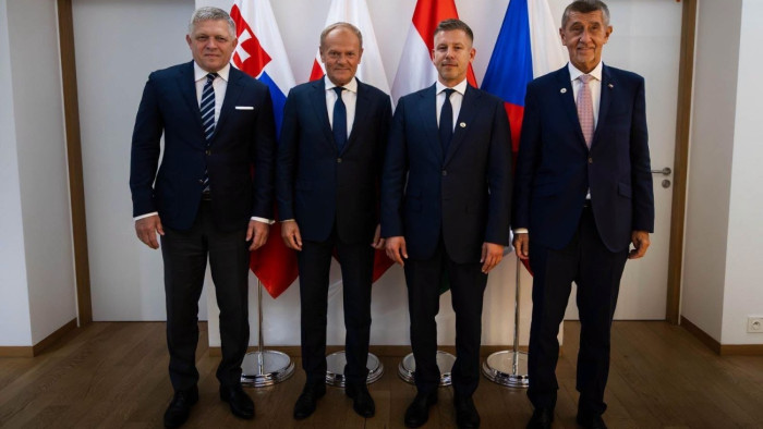 Magyar Péter fontos üzenetet küldött Brüsszelből, egy fotón a V4-ek kormányfői