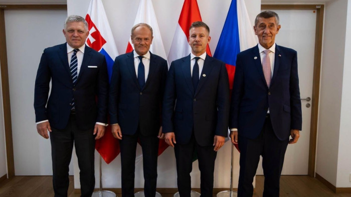 A korábbi viták után most már együttműködne Robert Fico Magyar Péterrel