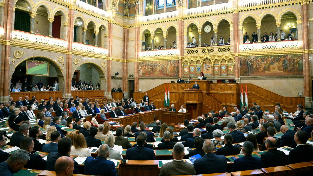 Közmédia, EU-pénzek, politikai reklámok – forró nap vár a parlamentre