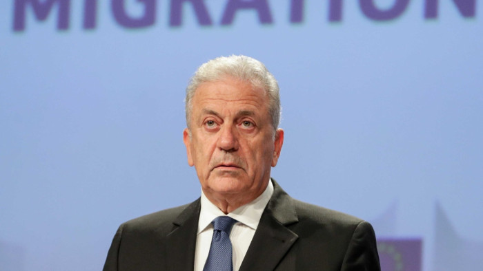 Katargate-bortány: elfogatóparancsot adtak ki a volt migrációs biztos ellen