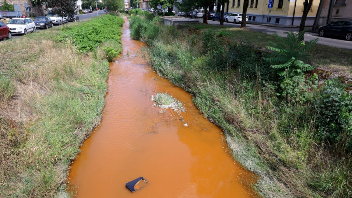 Rejtély: narancssárga lett a Szinva patak Miskolcon – fotó