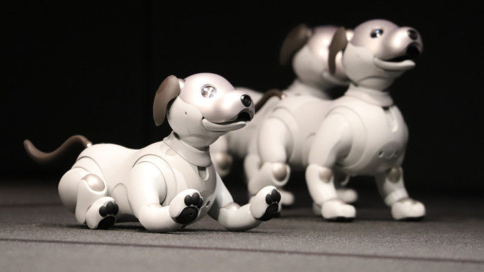 Érzékeny búcsút kell venniük a japánoknak imádott robotkutyájuktól