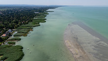 Sokkoló fotók a Balatonról, dráma a Tiszánál is