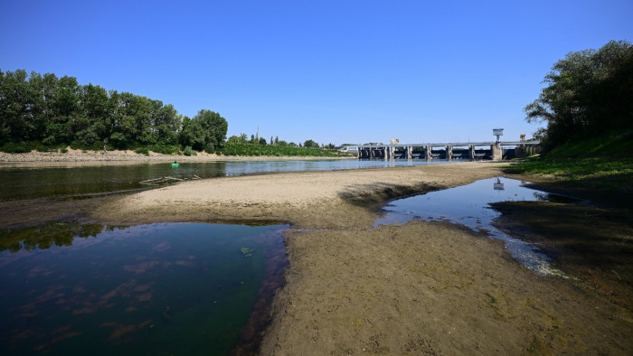 Egy magyar folyón már át lehet gázolni, kiszáradás felé halad a Tisza