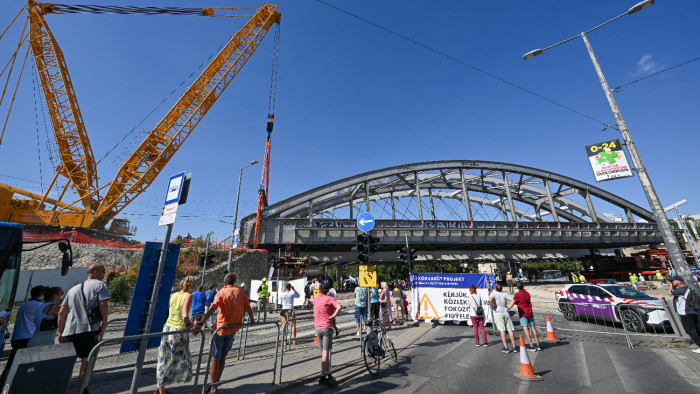 Elképesztő látvány, elvisznek egy hidat Budapesten