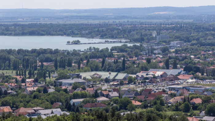 Lézengő emberek, kora esti bezárások – várhatóan gyenge szezonja lesz a hazai turizmusnak