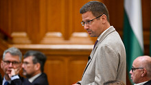 A Fidesz és a KDNP elkülönült a parlamenti üléstől, Gulyás Gergely lemondott