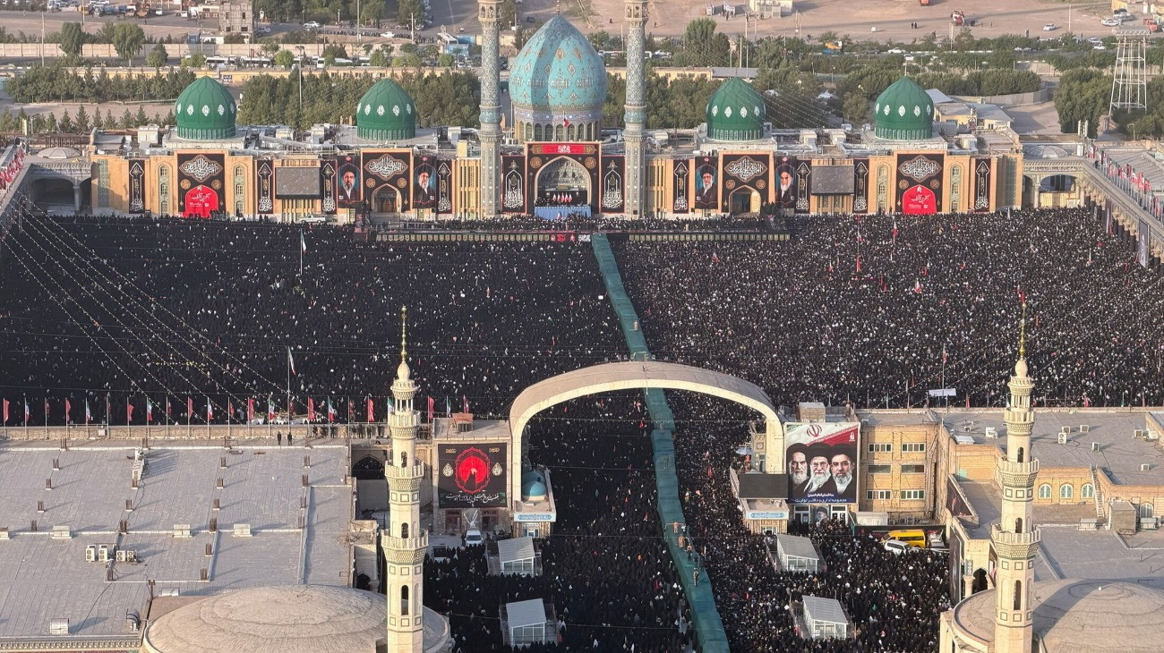 Félelmetes tömeg gyűjt össze Hamenei halotti imáján – képek