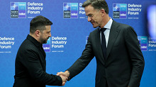 Összefutott az ukrán elnök a NATO vezetőjével