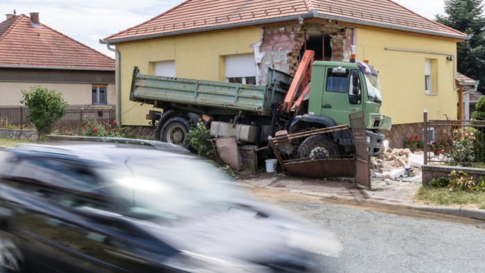 Sokkoló képsorok: házfalnak rohant a teherautó Zalaegerszegen
