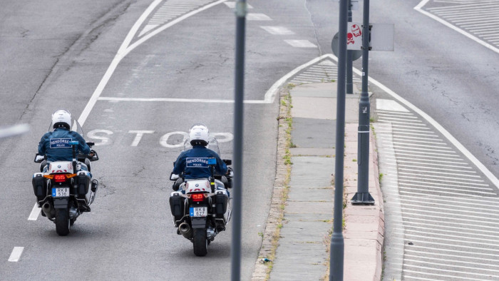 Fékezés helyett gázt adott: elütötte a rendőrmotorost, majd futva próbált menekülni
