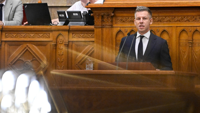 Orbán Viktor a demokráciát gyászolja, Magyar Péter kipukkant lufival válaszolt