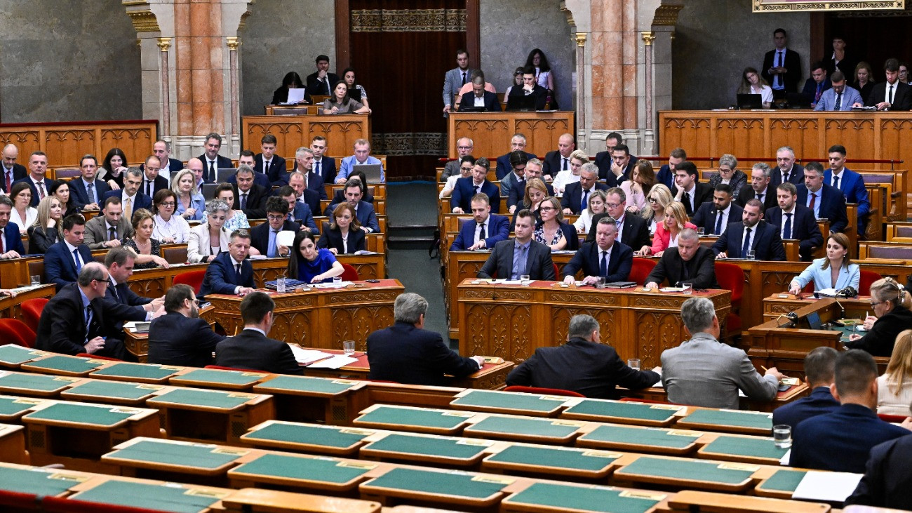 Magyar Péterrel kezd a parlament, új alkotmánybírókat választanak, döntenek az ügynökakták nyilvánosságra hozásáról is