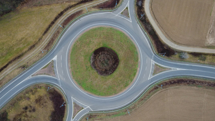 Kifogott a körforgalom a részeg sofőrön – videó