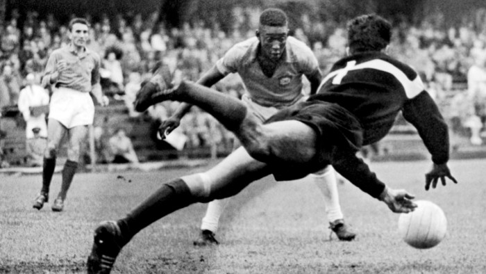 Történelmi összegért cserélt gazdát Pelé ikonikus meze