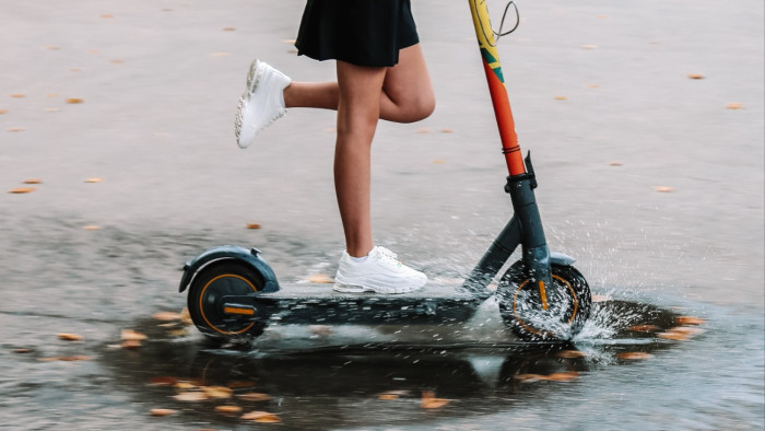 A sok rollerbaleset után jön a korhatáros szigorítás – újabb helyen vezetik be a tiltást