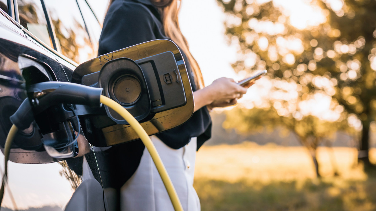 Az elektromos autózás árnyoldala, az érzékenyek rosszul lesznek tőle