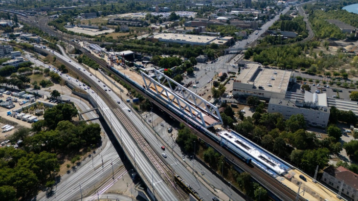 Már zajlik a hétvége leglátványosabb mérnöki művelete Budapesten – képek
