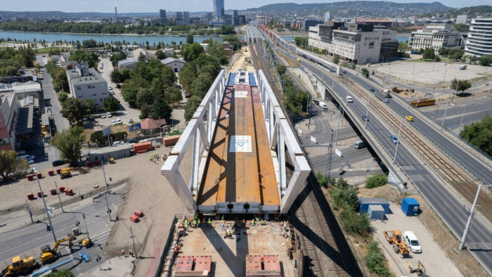 Helyére került a 2500 tonnás acélóriás a Soroksári út felett