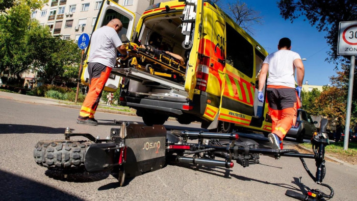 Rémisztő rolleres baleset: súlyos fejsérülést szenvedett az egyik tini, pedig bukósisak is volt rajta