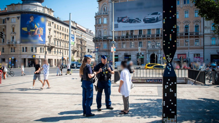 63 embert kaptak el Budapesten