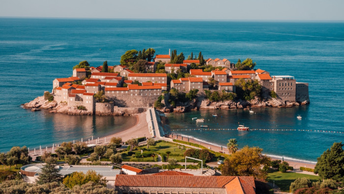 Súlyos helyzetet okozott a turistaáradat a montenegrói határon