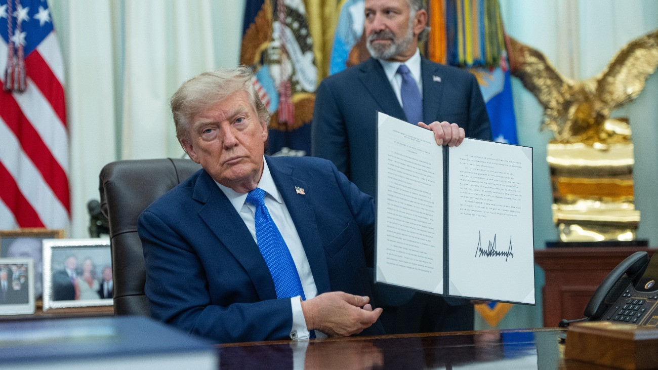 Donald Trump amerikai elnök, miután aláírta az Egyesült Államokban biztosított születési jogon járó állampolgárság megszerzésének korlátozásáról, valamint az úgynevezett születési turizmus megszüntetésérõl szóló rendeletet a washingtoni Fehér Ház Ovális irodájában 2026. augusztus 6-án.