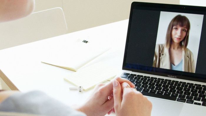 Ingyen elérhető lelki segédanyag készült az online csalások áldozatainak