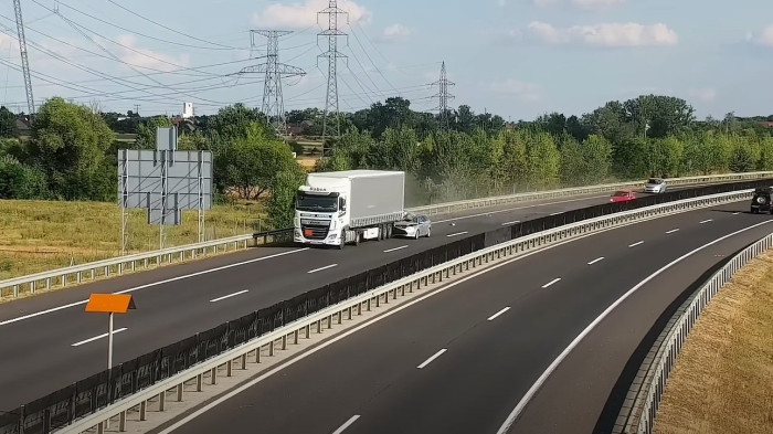 Kamion vonszolta magával az alá szorult járművet – videó