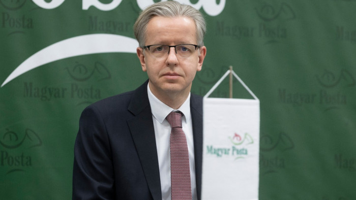 Kapitány István menesztette a Magyar Posta elnökét