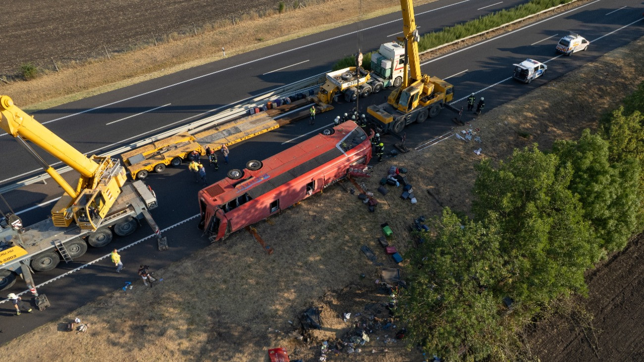 Kórház, útzár, őrizetbe vétel – fontos részletek az éjjeli busztragédiáról