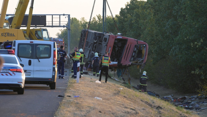 Egyetlen pillanatnyi elbóbiskolás a buszvezetői ülésben az erőhatások miatt is nagyságrendekkel veszedelmesebb – szakértő