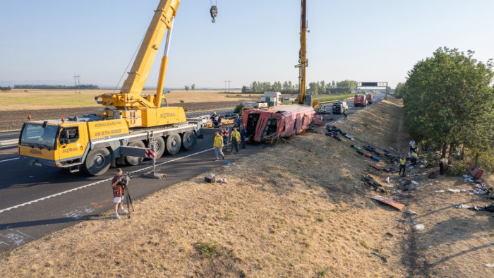 Műtét és intenzív kezelés: friss hírek az M3-as buszbaleset sérültjeiről