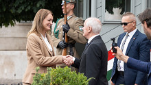 Forsthoffer Ágnes átadta, Baka András átvette